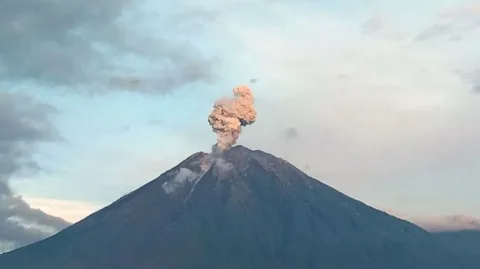 Eskalasi Vulkanik Semeru: Lima Erupsi dalam 6 Jam, Kolom Abu Tembus 1 Kilometer
