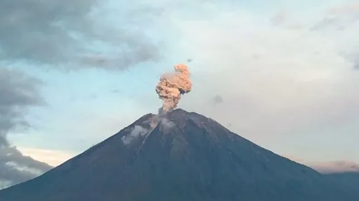 Eskalasi Vulkanik Semeru: Lima Erupsi dalam 6 Jam, Kolom Abu Tembus 1 Kilometer