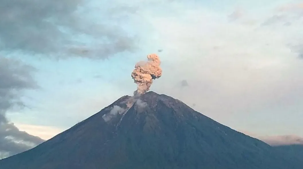 Eskalasi Vulkanik Semeru: Lima Erupsi dalam 6 Jam, Kolom Abu Tembus 1 Kilometer