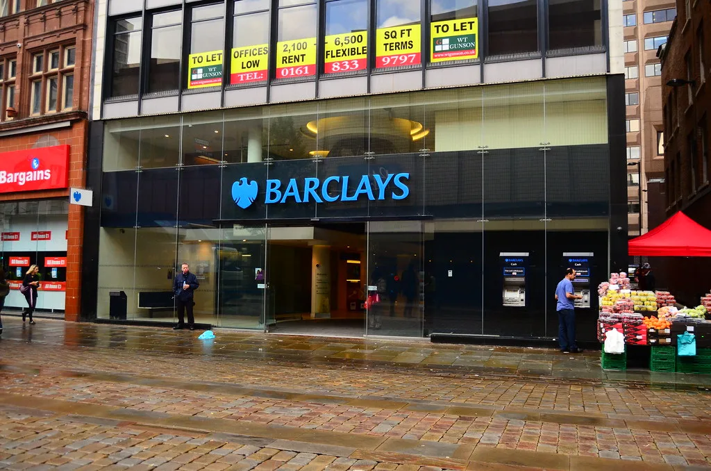 Revolusi Efisiensi Barclays: Taruhan Besar pada AI untuk Pangkas Biaya Operasional dan Genjot ROE
