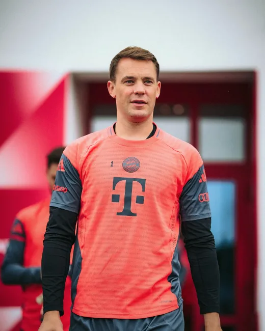 Krisis Lini Belakang: Manuel Neuer Alami Cedera Betis, Jonas Urbig Siap Jadi Tumpuan Utama Bayern Munich