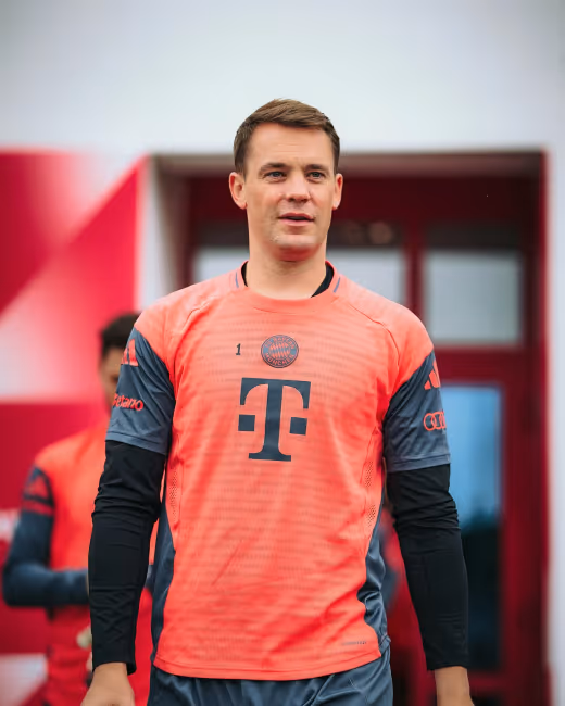 Krisis Lini Belakang: Manuel Neuer Alami Cedera Betis, Jonas Urbig Siap Jadi Tumpuan Utama Bayern Munich
