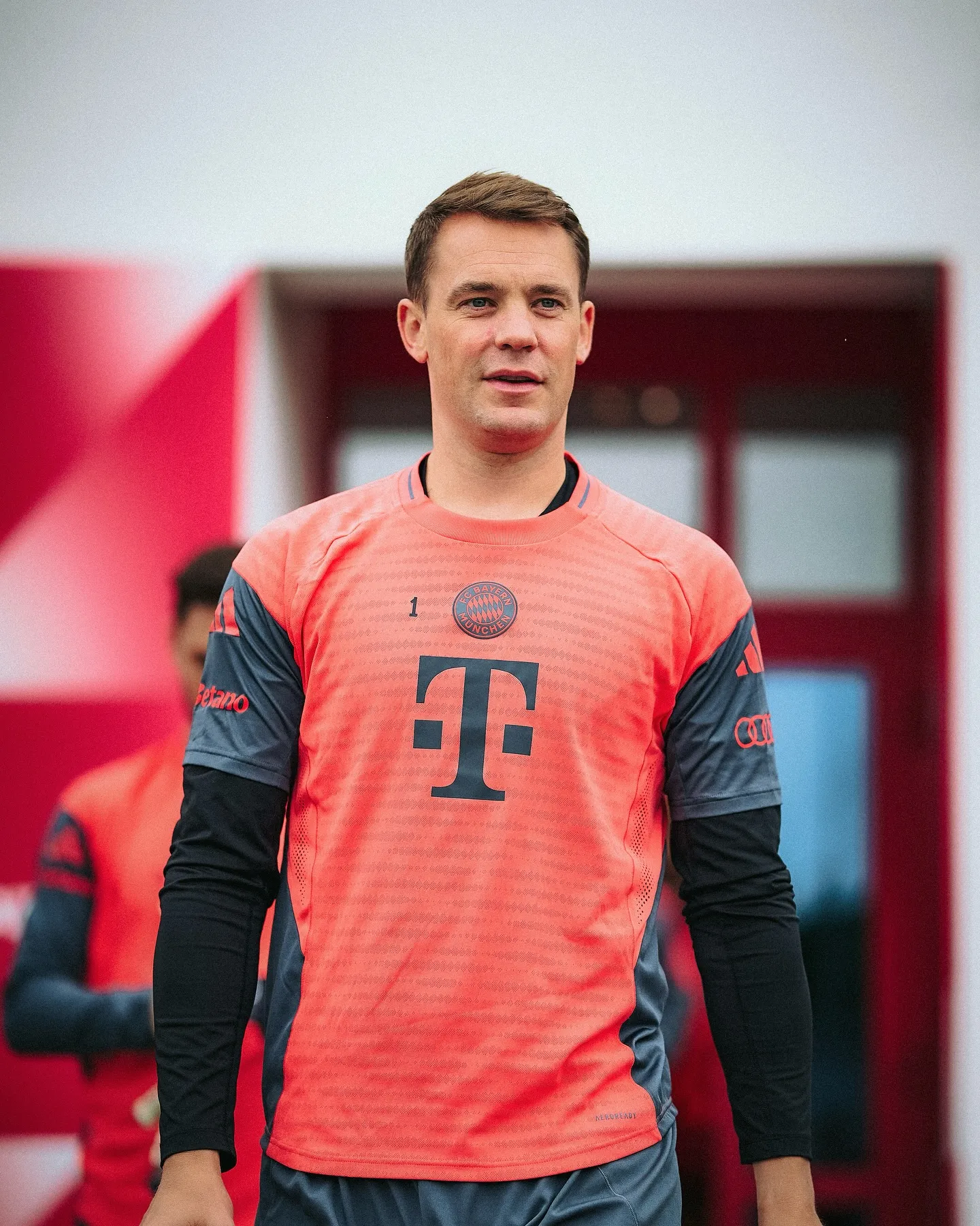 Krisis Lini Belakang: Manuel Neuer Alami Cedera Betis, Jonas Urbig Siap Jadi Tumpuan Utama Bayern Munich