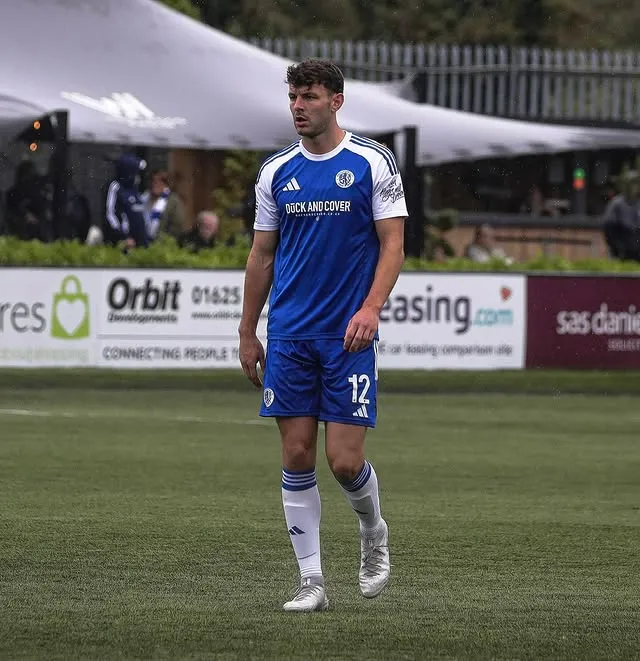 Drama di Moss Rose: Gol Bunuh Diri Sam Heathcote Akhiri Dongeng FA Cup Macclesfield dan Kirim Brentford ke Babak Kelima