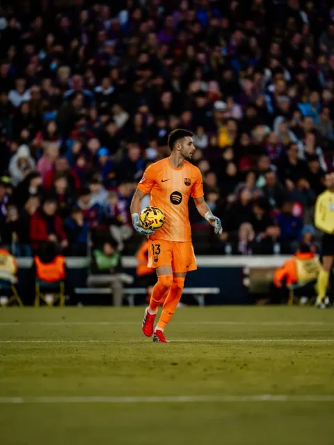Skandal di Menit Akhir: Joan Garcia Kecam Keputusan Wasit yang Sahkan Gol Kemenangan Girona Atas Barcelona