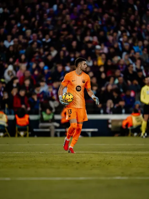 Skandal di Menit Akhir: Joan Garcia Kecam Keputusan Wasit yang Sahkan Gol Kemenangan Girona Atas Barcelona