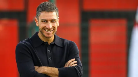 Duel Visi Strategis: Mengapa Rumor Kedatangan Florent Ghisolfi Menjadi Tantangan Bagi Dominasi Kristjaan Speakman di Sunderland