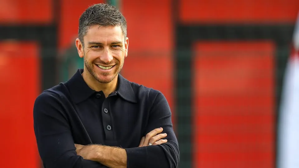 Duel Visi Strategis: Mengapa Rumor Kedatangan Florent Ghisolfi Menjadi Tantangan Bagi Dominasi Kristjaan Speakman di Sunderland