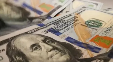 Resiliensi Dolar AS: Pasar Global Menanti Risalah Federal Reserve dan Estimasi PDB Terbaru