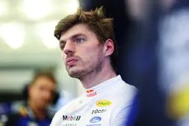 Sindiran Pedas Davidson: Sebagian Pundit F1 Iri dengan Talenta 'Alien' Max Verstappen!