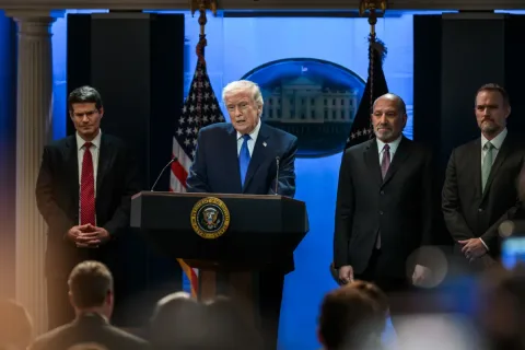 Eskalasi Ketegangan Teluk: Donald Trump Kaji Opsi Militer Terhadap Iran di Tengah Dinamika Diplomasi Nuklir