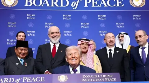 Diplomasi Transaksional: Pertemuan 'Board of Peace' Trump Tuai Kritik dan Ketidakpastian Global