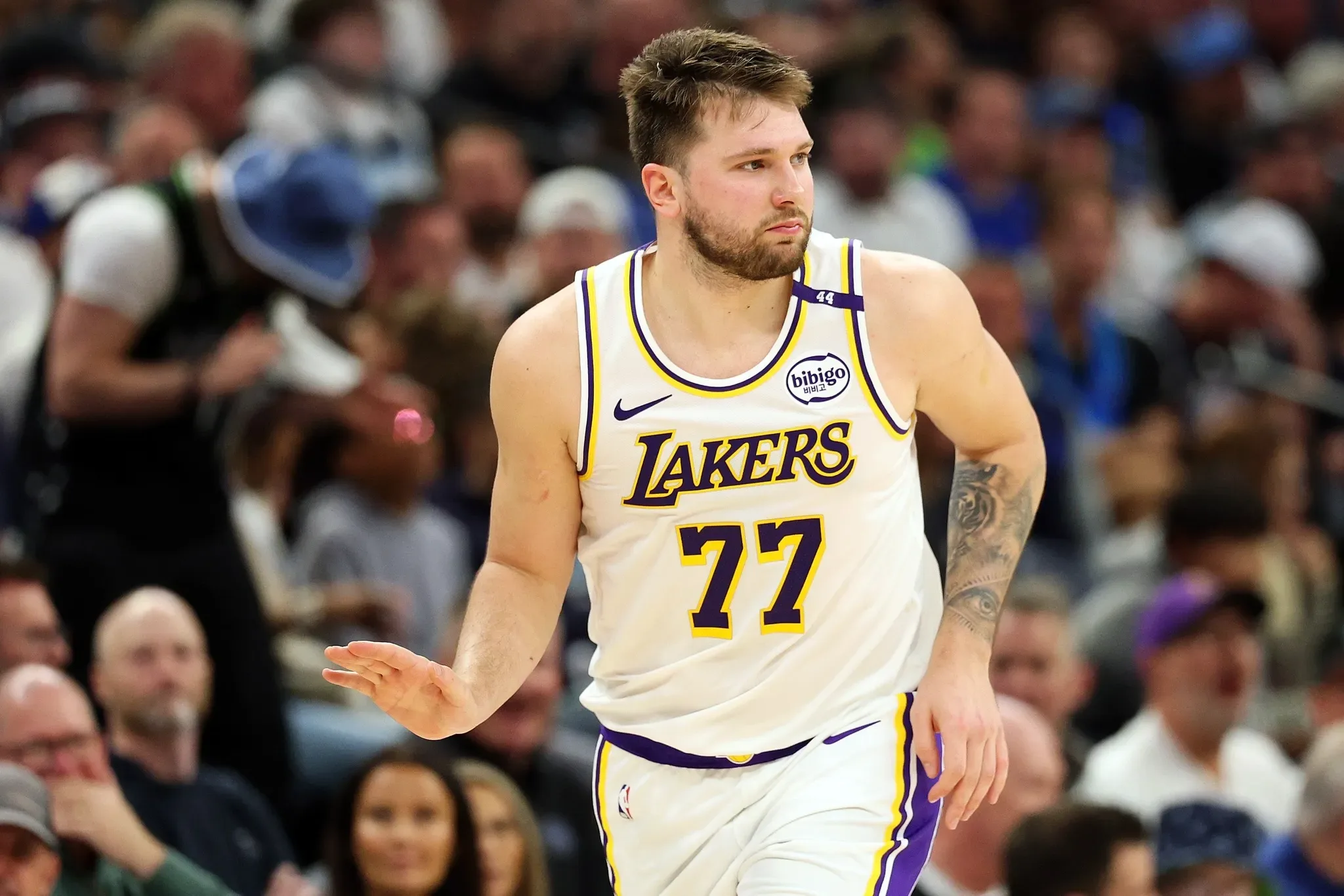 Lakers Bungkam Warriors: Luka Donฤiฤ Berbagi Momen Spesial dengan Stephen Curry Pasca Kemenangan
