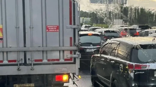 Hambatan Logistik: Truk Mengalami Gangguan di Tol Tangerang, Kemacetan Mengular Menuju Jakarta