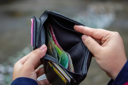 Fitch Koreksi Prospek Utang Indonesia Menjadi Negatif: Alarm Kredibilitas Fiskal dan Sentralisasi Kebijakan