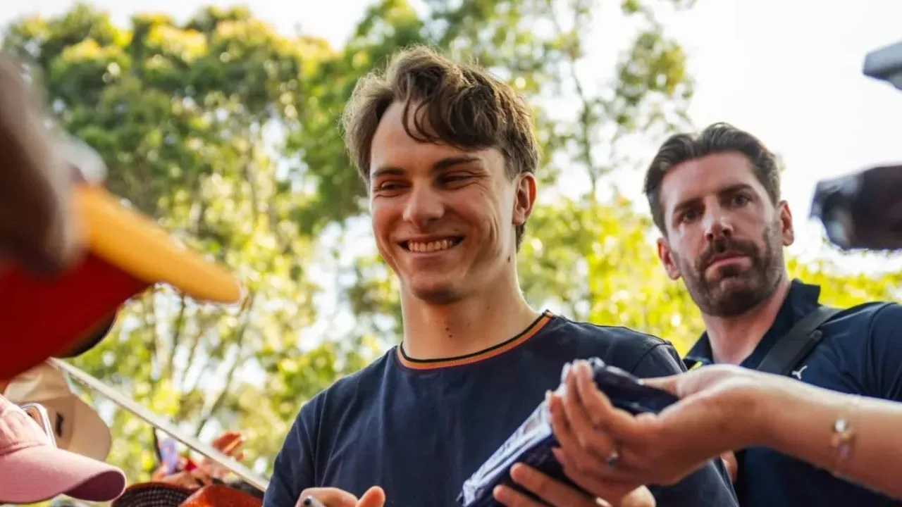 Integritas Tim: Oscar Piastri Tolak Label 'Antagonis' untuk Zak Brown Meski Hadapi Tekanan Besar di McLaren