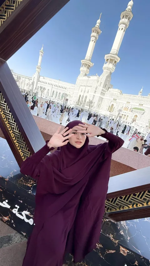 Sorotan Religi: Doa Nathalie Holscher Saat Ibadah Umrah Viral dan Tuai Perbincangan Hangat