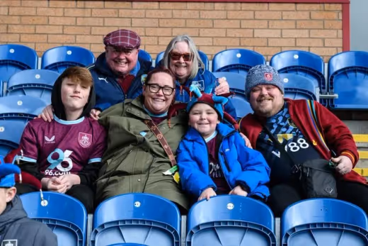 JJ Watt Bicara Keterlibatannya di Burnley: Pengalaman "Magis" di Turf Moor dan Proteksi Fans