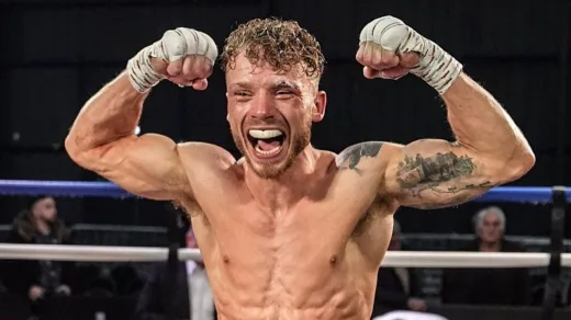 Kesempatan Emas Josh Holmes: Dari Panggung Kecil Menuju Arena Besar Manchester
