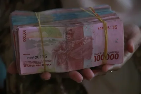 Rupiah Tembus Level Psikologis Rp17.000: Rekor Depresiasi di Tengah Gejolak Geopolitik dan Risiko Fiskal