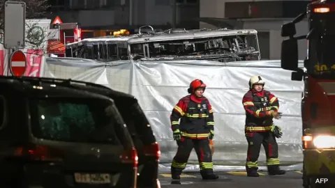Tragedi Berdarah di Swiss! 6 Tewas dalam Kebakaran Bus Maut—Aksi Bakar Diri Penumpang Picu Ledakan Api yang Menghanguskan Kendaraan di Tengah Jalan!