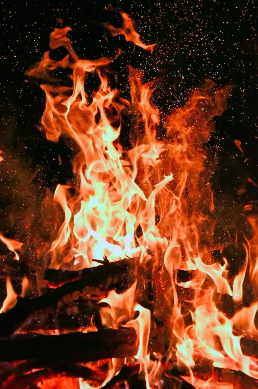 Tragedi Membara di Jayapura: Korban Pembakaran Kekasih Meninggal Dunia, Keluarga Ngamuk Bakar Rumah Pelaku