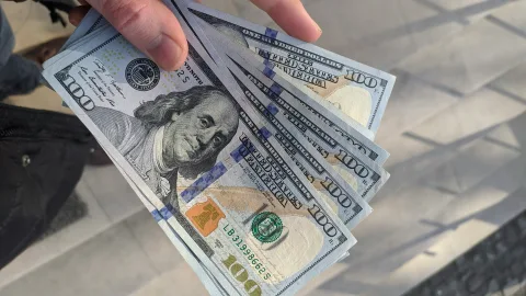 Rupiah Terkoreksi ke Level Rp 16.958: Dominasi Dolar AS Tekan Seluruh Mata Uang Asia