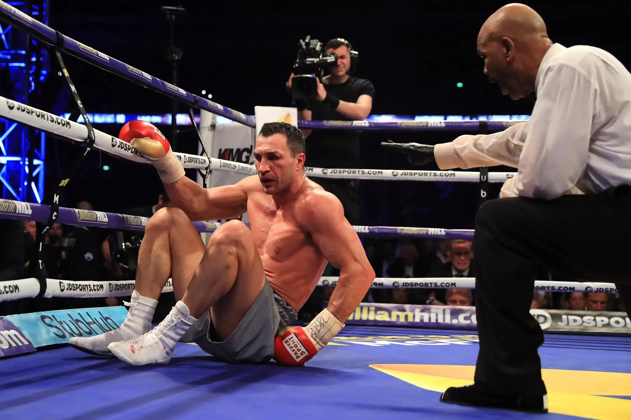 Lahirnya Monster Baru: Sensasi Kelas Berat Adam Olaniyan Cetak KO Brutal dalam Debut Profesionalnya