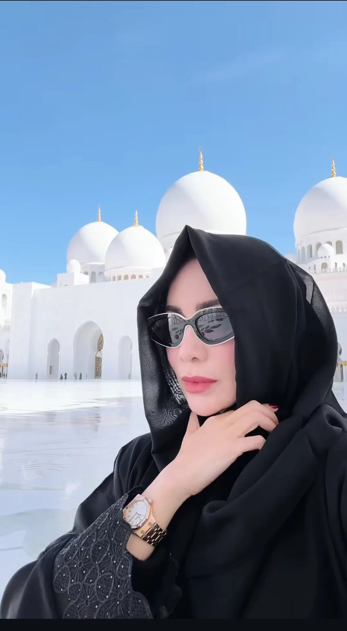 Kunjungi Masjid Sheikh Zayed Abu Dhabi, Penampilan Elegan Momo Eks Geisha Tuai Pujian