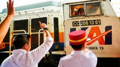 Revolusi Transportasi Publik: Seskab Teddy Pastikan Tiket 'Kereta Api Kerakyatan' Turun Harga dengan Fasilitas Premium