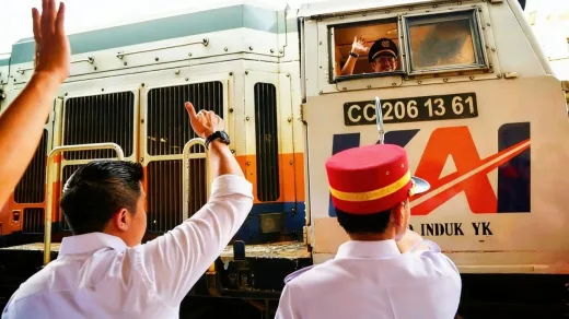 Revolusi Transportasi Publik: Seskab Teddy Pastikan Tiket 'Kereta Api Kerakyatan' Turun Harga dengan Fasilitas Premium