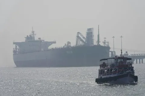 Eskalasi di Timur Tengah: AS Jatuhkan Bom 5.000 Pon Hancurkan Situs Rudal Iran di Selat Hormuz