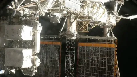 Melangkah di Ruang Hampa: Astronot NASA Sukses Selesaikan Misi 'Spacewalk' Perdana 2026 untuk Peningkatan Daya ISS