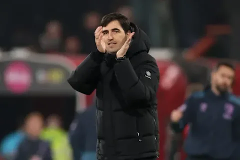 Bursa Manajer Setan Merah: Andoni Iraola Muncul Sebagai Kandidat Kejutan Pengganti Erik ten Hag di Manchester United