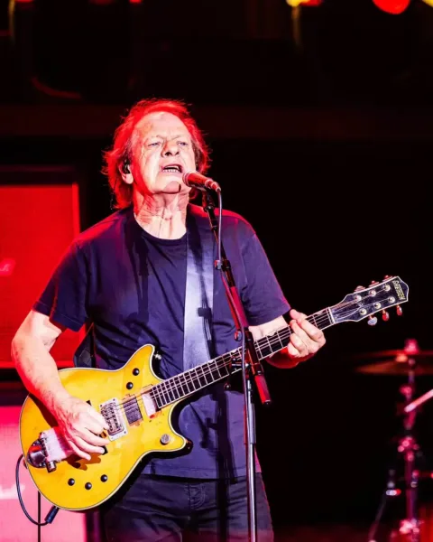 Kabar Mengejutkan dari Tur "Power Up": Gitaris AC/DC Stevie Young Dilarikan ke Rumah Sakit Jelang Konser di Argentina