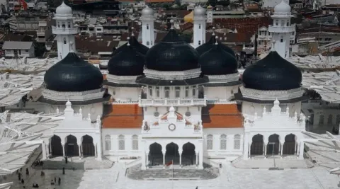 Simfoni Budaya dan Spiritualitas: Membedah Tradisi Inti Idulfitri yang Mempererat Struktur Sosial Masyarakat Indonesia