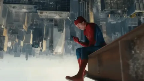 Bukan Lagi Sony Xperia: Spider-Man Resmi Gunakan Samsung Galaxy Z Flip di Film Terbaru "Brand New Day"