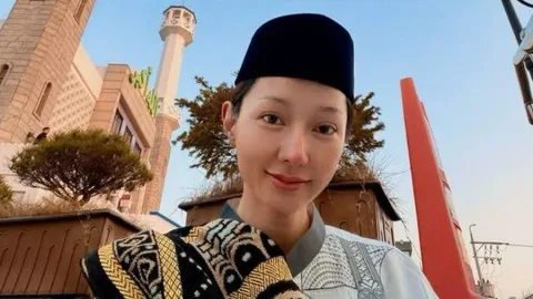 Momen Haru Idulfitri 2026: Lucinta Luna Salat Id Pakai Sarung dan Peci di Korea Selatan