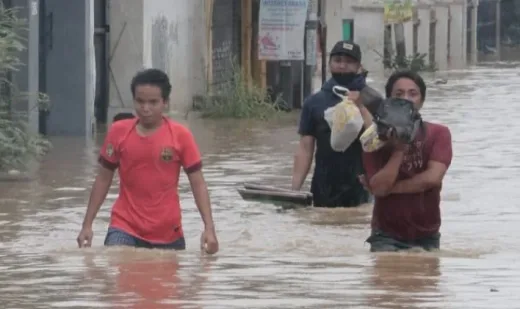 Banjir Jakarta Timur Rendam 46 RT: 696 Warga Mengungsi Akibat Luapan Ciliwung