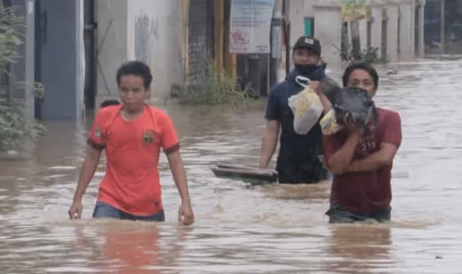 Banjir Jakarta Timur Rendam 46 RT: 696 Warga Mengungsi Akibat Luapan Ciliwung