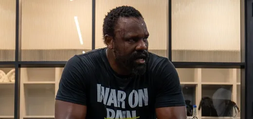 Update Duel April: Selesai Sparring Perdana, Derek Chisora Tebar Ancaman Brutal ke Deontay Wilder