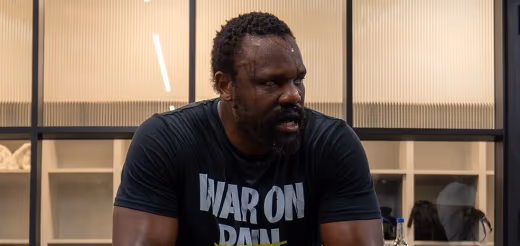 Update Duel April: Selesai Sparring Perdana, Derek Chisora Tebar Ancaman Brutal ke Deontay Wilder