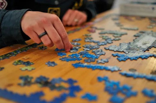 Cegah Demensia Sejak Dini: Membaca dan Bermain Puzzle Saat Duduk Terbukti Lindungi Fungsi Otak
