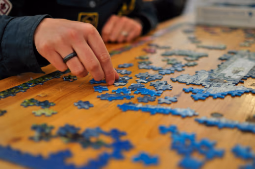 Cegah Demensia Sejak Dini: Membaca dan Bermain Puzzle Saat Duduk Terbukti Lindungi Fungsi Otak