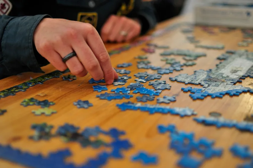 Cegah Demensia Sejak Dini: Membaca dan Bermain Puzzle Saat Duduk Terbukti Lindungi Fungsi Otak