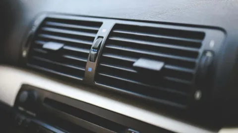 Viral Pasutri Meninggal di Mobil Terkunci, Ini Bahaya Tersembunyi Tidur dengan AC Menyala