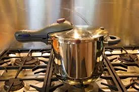 Mana yang Lebih Sehat? Perbandingan Sains Antara Memasak dengan Panci Presto (Pressure Cooking) vs Merebus Biasa