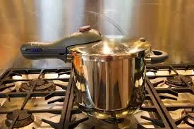 Mana yang Lebih Sehat? Perbandingan Sains Antara Memasak dengan Panci Presto (Pressure Cooking) vs Merebus Biasa
