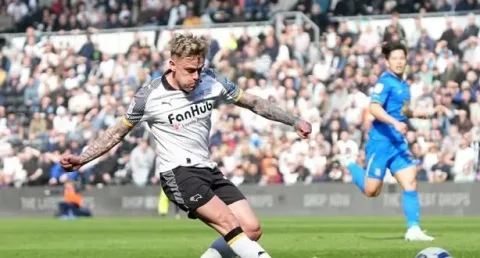 Mimpi Buruk Irlandia: Sammie Szmodics Pingsan Usai Benturan Keras, Tiket Piala Dunia Melayang