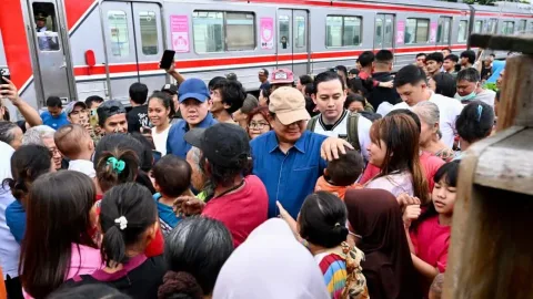 Blusukan Mendadak ke Bantaran Rel Senen, Presiden Prabowo Janjikan Hunian Layak Bikin Warga Menangis Haru